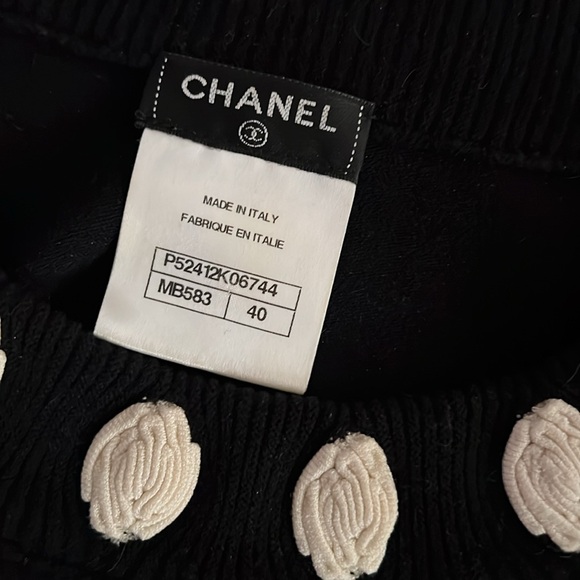 CHANEL BLACK SWEATER with White Camilla Flowers Size 40 - Picture 7 of 11